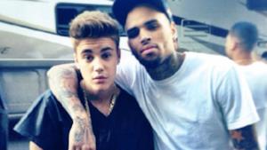 Justin Bieber e Chris Brown si abbracciano