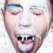 Miley Cyrus con occhi chiusi e latte sul viso
