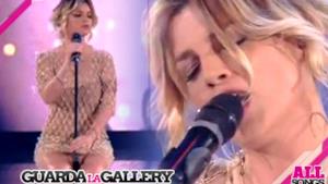 Emma Marrone senza mutande ad Amici? Guarda il video!