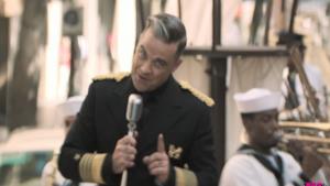 Robbie Williams: nel video di Go Gentle va in barca per le strade di Los Angeles