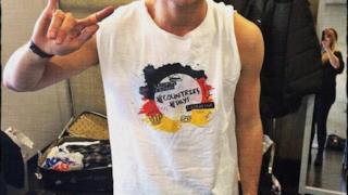 Ashton Irwin in posa prima del concerto in Germania