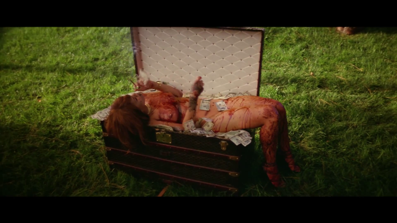 Rihanna nuda con il sigaro