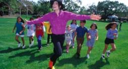Michael Jackson gioca con bambini a Neverland