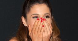 Ariana Grande sorpresa ride con le mani sopra la bocca