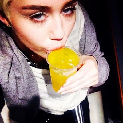 Miley Cyrus beve della vodka