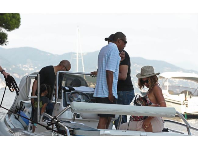 Beyoncé e Jay-Z in barca con alcuni amici