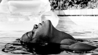 Rihanna emerge dalla piscina