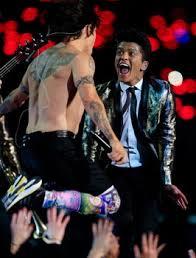 Anthony sembra volare e Mars lo guarda dal basso in alto