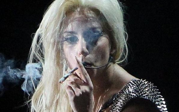 Lady Gaga si fa le canne