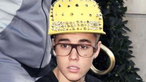 Justin Bieber con occhiali e cappellino giallo
