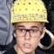 Justin Bieber con occhiali e cappellino giallo