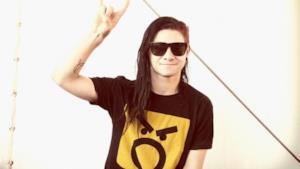 Skrillex occhiali da sole e capelli lunghi