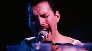 Freddy Mercury live al pianoforte