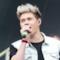 Niall Horan dei One Direction con microfono bandiera irlandese