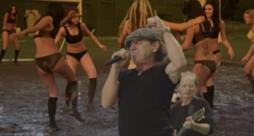 Brian Johnson degli AC/DC con il pugno alzato