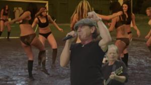 Brian Johnson degli AC/DC con il pugno alzato