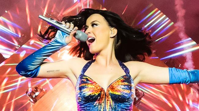 Katy Perry canta sul palco del Prismatic World Tour