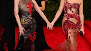 Jennifer Lopez sfila con Donatella Versace