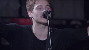 Luke Hemmings il cantante dei 5 Seconds of Summer a Wembley