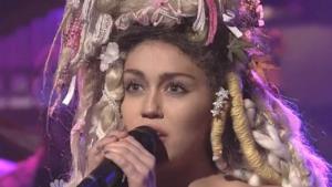 Miley Cyrus dal vivo al Saturday Night Live (3 ottobre 2015)