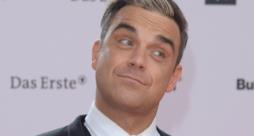 Robbie Williams con lo sguardo interrogatorio