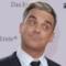 Robbie Williams con lo sguardo interrogatorio