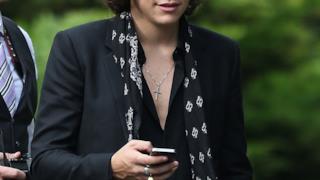 Harry Styles con il suo smartphone
