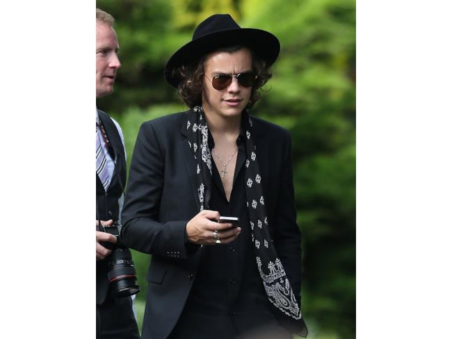Harry Styles con il suo smartphone