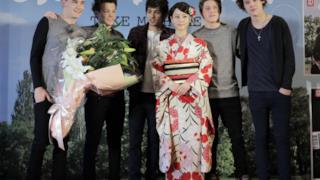 One Direction con Maki Horikita