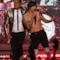 Bruno Mars sorridente abbraccia Anthony Kiedis
