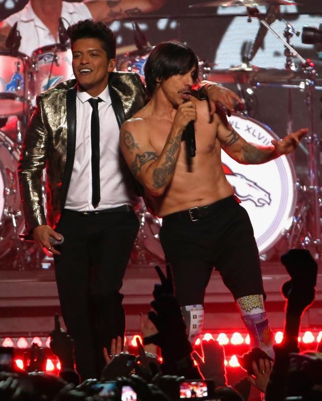 Bruno Mars sorridente abbraccia Anthony Kiedis