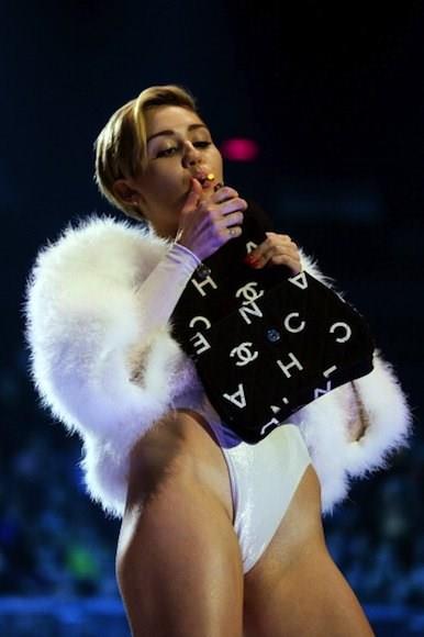 Miley Cyrus si accende uno spinello