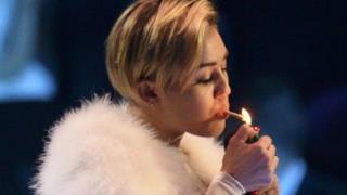 Miley Cyrus Fuma una canna - 6