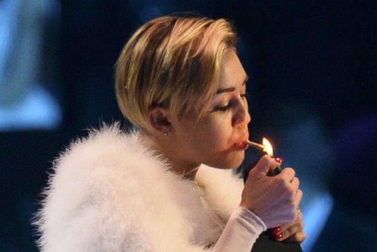 Miley Cyrus Fuma una canna - 6