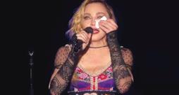 Madonna piange per gli attentati a Parigi