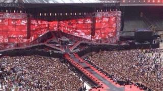 I Fan dei One Direction affollano il palco centrale