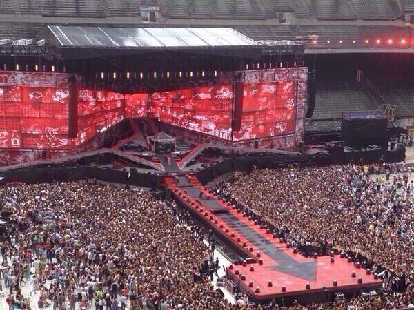 I Fan dei One Direction affollano il palco centrale