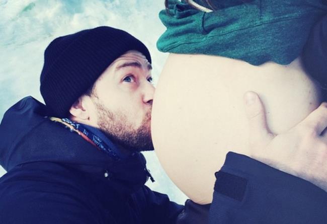 Justin Timberlake bacia il pancione di Jessica Biel