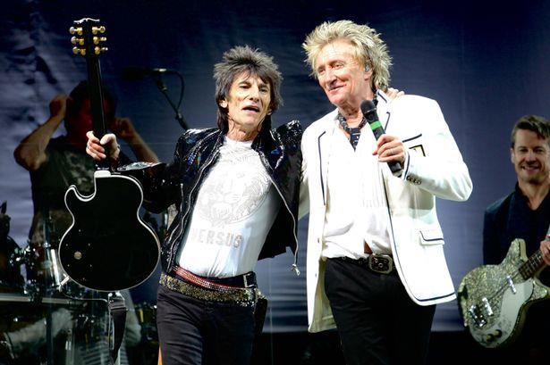 Ronnie Wood e Rod Stewart sul palco alla reunion dei Faces