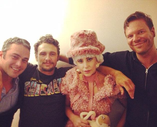 Lady Gaga con Taylor Kinney e James Franco