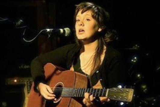 Adele con la chitarra