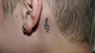 Tatuaggio dietro l'orecchio sinistro di Justin Bieber