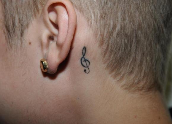 Tatuaggio dietro l'orecchio sinistro di Justin Bieber