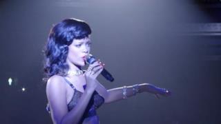 Rihanna Reggiseno una vera luce sul palco