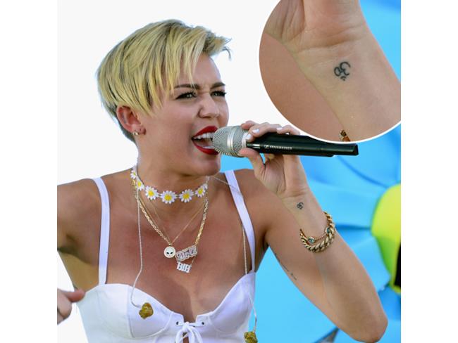 Tatuaggio Om di Miley Cyrus