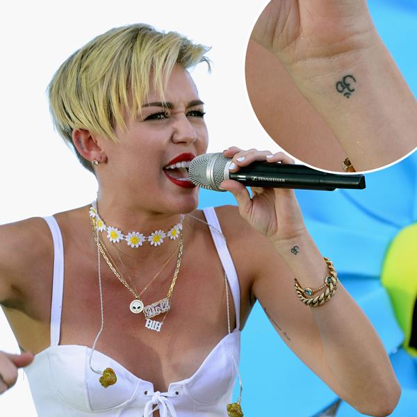 Tatuaggio Om di Miley Cyrus
