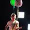 Niall Horan con chitarra e palloncini durante un concerto