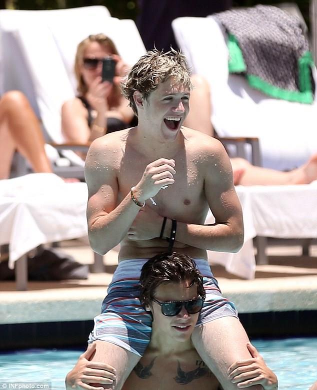 Harry e Niall in piscina a Miami - 9