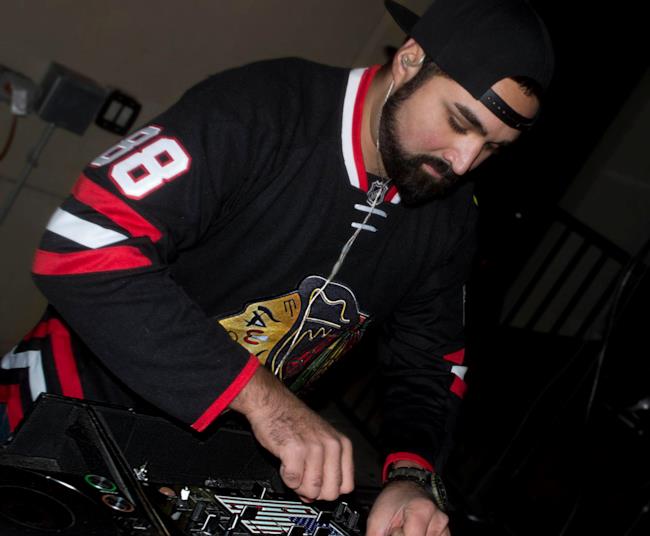 Il DJ Derrick Rage è uno dei pochissimi disc jockey professionisti presenti all'evento.