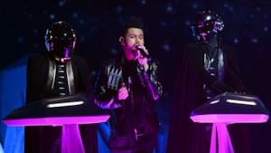 I Daft Punk insieme a The Weeknd durante l'esibizione ai Grammy